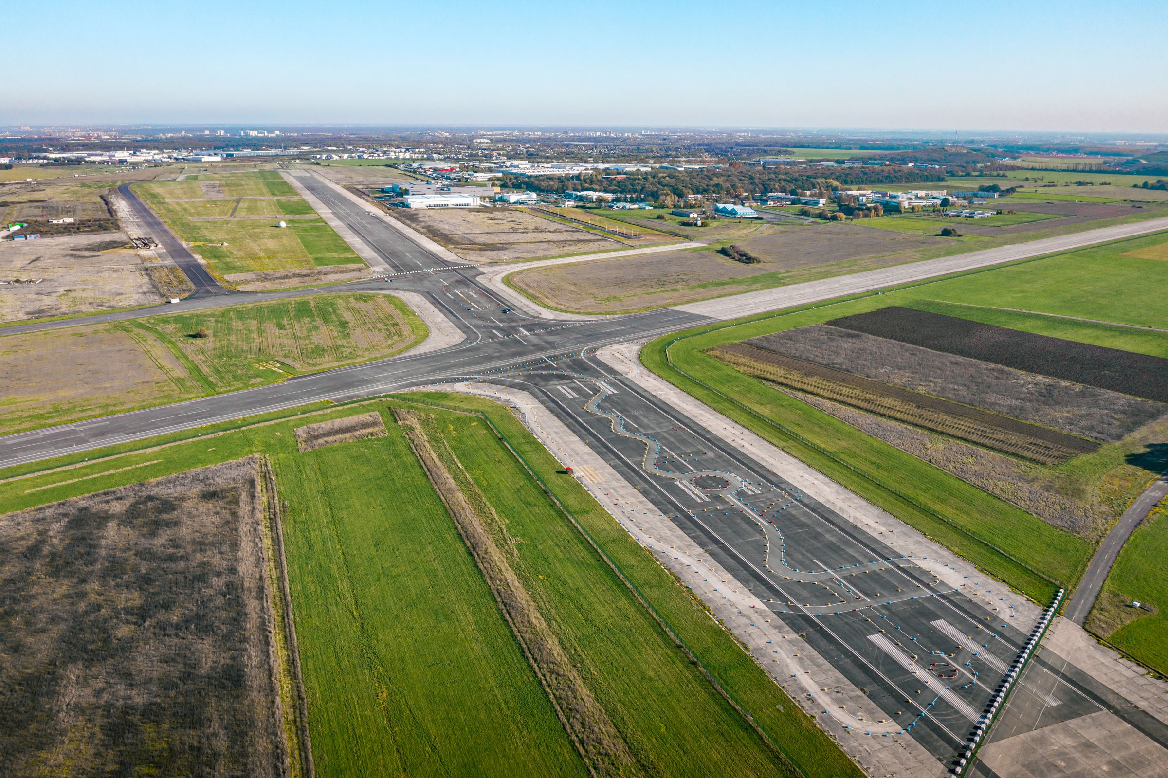 Les pistes et les bâtiments de la Base 217 vus du ciel